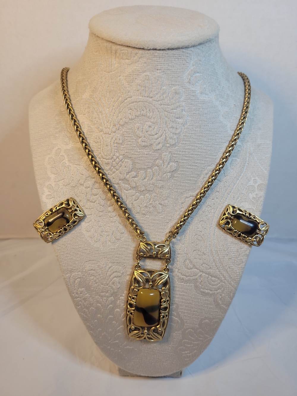 Vintage Gold Tone Yellow Brown And Blue Necklace And Clip On Earrings (T)